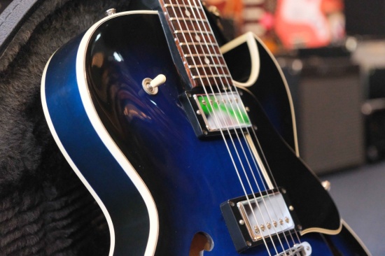 Gibson 2003 ES-135, Gloss Blue-Burst (Pre-Owned)